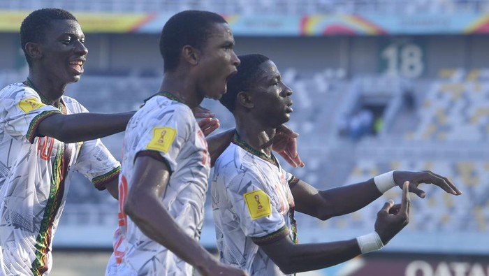 Pesepak bola Timnas Mali Ibrahim Kanate (kanan) melakukan selebrasi usai mencetak gol di gawang Timnas Meksiko dalam babak 16 besar Piala Dunia U-17 2023 di Stadion Gelora Bung Tomo, Surabaya, Jawa Timur, Selasa (21/11/2023). ANTARA FOTO/Ari Bowo Sucipto/nym.