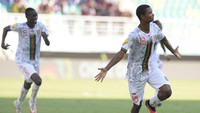 Pesepakbola Timnas Mali Mahamoud Barry (kanan) melakukan selebrasi usai mencetak gol di gawang Timnas Meksiko.  