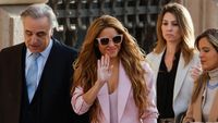Ekspresi Shakira Hadapi Sidang Perdana Penggelapan Pajak