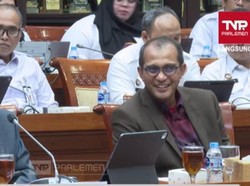 Senyuman Wamenkumham Saat Status Tersangka Diungkit di Rapat DPR