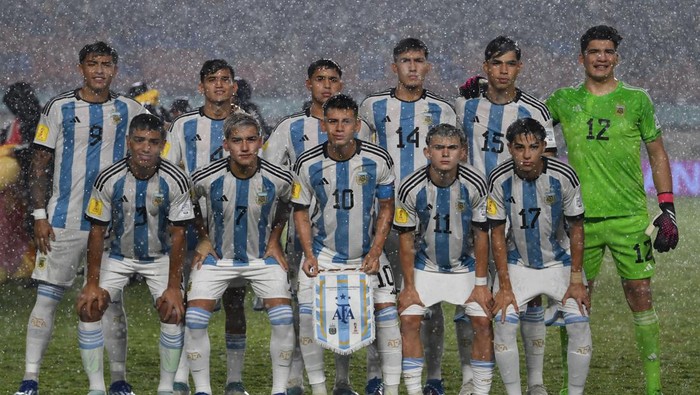 Pesepak bola Timnas Argentina Santiago Lopez melakukan selebrasi usai mencetak gol ke gawang Timnas Venezuela saat pertandingan babak 16 besar Piala Dunia U-17 2023 di Stadion Si Jalak Harupat, Kabupaten Bandung, Jawa Barat, Selasa (21/11/2023). ANTARA FOTO/Wahyu Putro A/rwa.