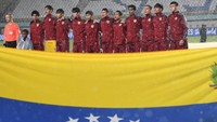 Timnas Venezuela menyanyikan lagu kebangsaaan sebelum bertanding melawan Timnas Argentina. 