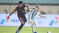 Argentina membuka keunggulan pada menit ke-12. Luis Balbo melakukan gol bunuh diri untuk memberi Argentina keunggulan. Santiago Lopez menggandakan keunggulan Argentina pada menit ke-22. Sepuluh menit kemudian, Claudio Echeverri menambah gol untuk membawa Argentina unggul 3-0 saat turun minum. 
