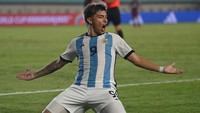 Pesepakbola Timnas Argentina Agustin Ruberto melakukan selebrasi usai mencetak gol ke gawang Timnas Venezuela. Albiceleste sudah unggul tiga gol pada babak pertama. 