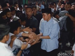 Gibran ke Ponpes Al Manshur Popongan Klaten, Bagikan Buku Tulis ke Santri