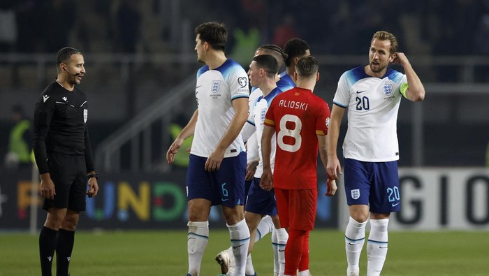 Soccer Football - Euro 2024 Qualifier - Group C - North Macedonia v England - Tose Proeski Arena, Skopje, North Macedonia - November 20, 2023 Englands Phil Foden, Harry Kane and Harry Maguire remonstrate to referee Filip Glova after the match Action Images via Reuters/Peter Cziborra