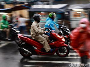 Hati-hati! Jaktim Diguyur Hujan Beserta Angin Kencang hingga Malam