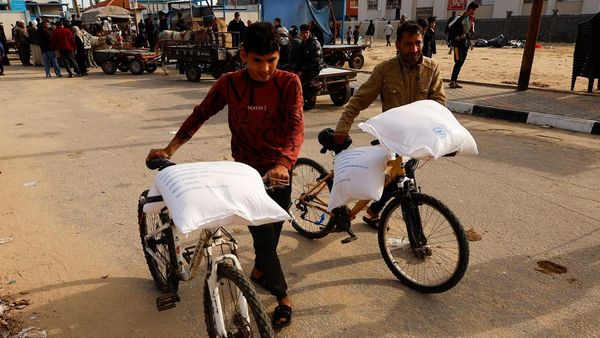 Semringah Warga Palestina Dapat Bantuan Berkarung-karung Tepung