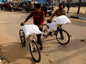 Semringah Warga Palestina Dapat Bantuan Berkarung-karung Tepung
