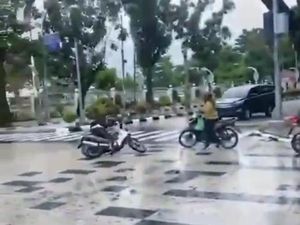 Pengendara Motor Tergelincir di Jalan Sudirman yang Baru Dipugar Pemkot Medan Pengendara Motor Tergelincir di Jalan Sudirman yang Baru Dipugar Pemkot Medan