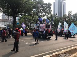 Buruh Demo Jelang UMP Diumumkan, Jalan Depan Balkot DKI Ditutup