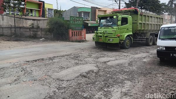 Rusak Parah! Begini Penampakan Jalan di Parung Panjang