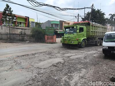 Rusak Parah! Begini Penampakan Jalan di Parung Panjang