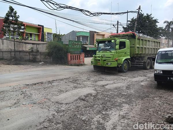 Rusak Parah! Begini Penampakan Jalan di Parung Panjang