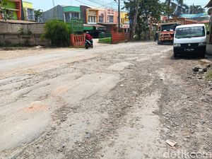 Awas! Ini Bahayanya Mobil Sering Lewat Jalanan Rusak seperti Jalan Parung Panjang Awas! Ini Bahayanya Mobil Sering Lewat Jalanan Rusak seperti Jalan Parung Panjang