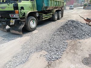 Rusak Parah, Jalan Parung Panjang Ada yang Ditambal Batu Split