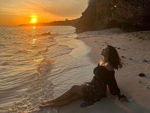 Janita Gabriela Nikmati Keindahan Sepinya Pantai di Wakatobi