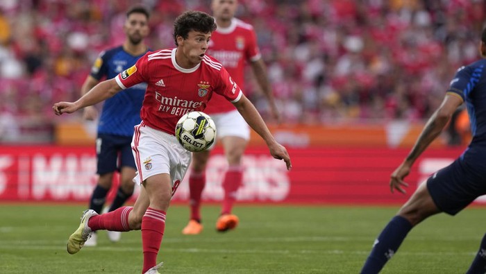 Benficas Joao Neves controls the ball during the Portuguese League last round soccer match between Benfica and Santa Clara at the Luz stadium in Lisbon, Saturday, May 27, 2023. (AP Photo/Armando Franca)
