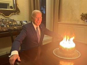 Kobaran Api di Atas Kue Ultah Joe Biden Kobaran Api di Atas Kue Ultah Joe Biden