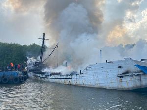 Kapal Pengangkut Pupuk Terbakar di Kobar, Warga Sempat Dengar Ledakan