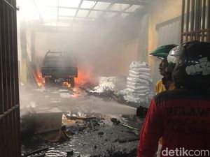 Toko Bahan Bangunan di Kota Mojokerto Terbakar, Pikap Ludes-1 Karyawan Luka Toko Bahan Bangunan di Kota Mojokerto Terbakar, Pikap Ludes-1 Karyawan Luka