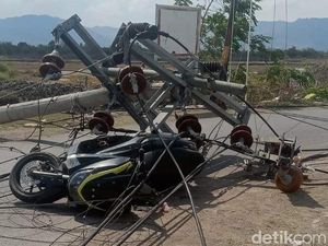 Tiang Listrik Roboh Timpa Pengendara Motor, 1 Orang Kritis