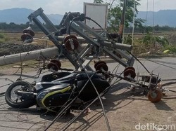 Tiang Listrik Roboh Timpa Pengendara Motor, 1 Orang Kritis