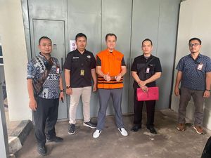 Dieksekusi ke LP Sukamiskin, Terpidana Korupsi Heli AW-101 Acungkan Jempol Dieksekusi ke LP Sukamiskin, Terpidana Korupsi Heli AW-101 Acungkan Jempol