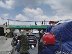 Ada Pemasangan Rambu di Viaduk Gilingan Solo, Arus Lalin Macet Siang Ini