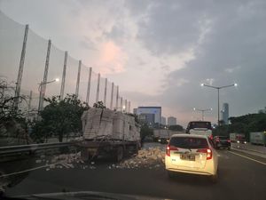Kecelakaan Truk Angkut Hebel, Lalin Tol Kedoya Km 4 Arah Tomang Macet Kecelakaan Truk Angkut Hebel, Lalin Tol Kedoya Km 4 Arah Tomang Macet