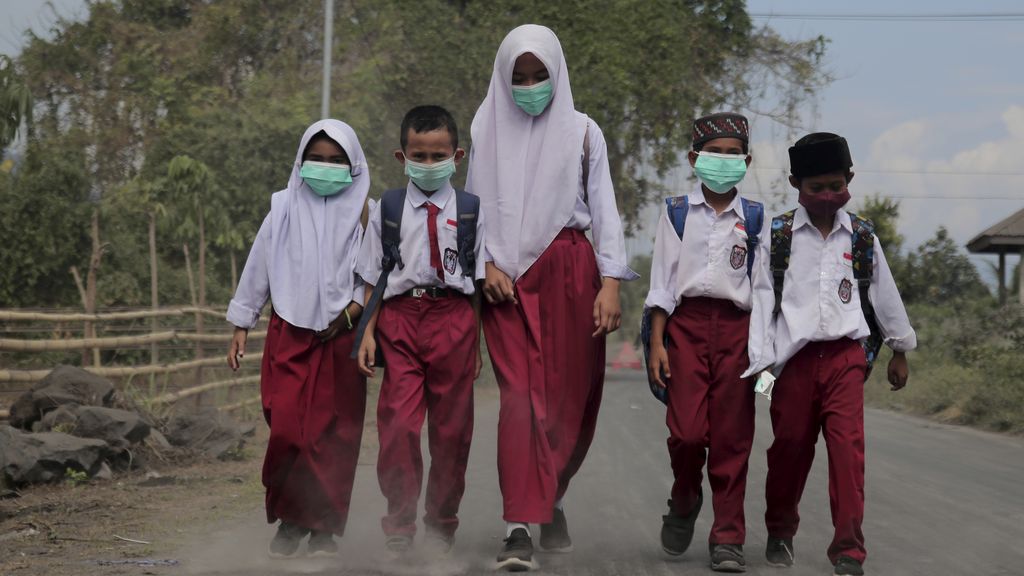 Masker untuk siswa terdampak abu vulkanik Gunung Dukono Sejumlah siswa SD menggunakan masker yang dibagikan oleh petugas Badan Penanggulangan Bencana Daerah (BPBD) guna melindungi saluran pernapasandari abu vulkanik Gunung Dukono di Desa Gorua, Kecamatan Tobelo Utara, Kabupaten Halmahera Utara, Maluku Utara, Senin (20/11/2023). Pembagian masker untuk siswa SD tersebut untuk melindungi mereka dari abu vulkanik Gunung Dukono yang sebaranya sampai ke sejumlah kecamatan di Halmahera Utara dan mencegah agar terkena penyakit Infeksi Saluran Pernapasan Akut (ISPA). Antara Foto/Andri Saputra