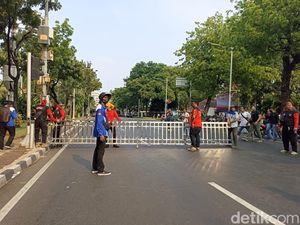 5 Fakta Demo Buruh Tuntut UMP DKI Naik Sampai Copot Pagar Balai Kota 5 Fakta Demo Buruh Tuntut UMP DKI Naik Sampai Copot Pagar Balai Kota