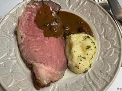 Ada Roast Beef dan Cheese Plater Spesial di Restoran Italia Ini