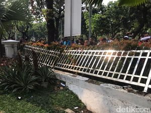 Pagar Balai Kota DKI Rusak Usai Didorong Massa Buruh yang Demo soal UMP