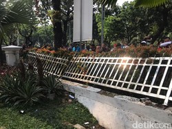 Pagar Balai Kota DKI Rusak Usai Didorong Massa Buruh yang Demo soal UMP