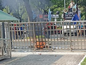 Selain Rusak Pagar, Massa Buruh Bakar Ranting-Botol di Depan Balkot DKI