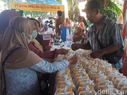 Warga Sumenep Rela Antre Bahan Pokok di Pasar Murah