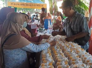Warga Sumenep Rela Antre Bahan Pokok di Pasar Murah Warga Sumenep Rela Antre Bahan Pokok di Pasar Murah