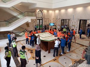 Timnas Ekuador U-17 Jalan-jalan ke Masjid Zayed Solo, Dapat Hadiah Tasbih Timnas Ekuador U-17 Jalan-jalan ke Masjid Zayed Solo, Dapat Hadiah Tasbih
