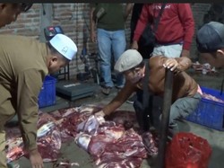 Hati-hati, Beredar Daging Gelonggongan Dijual di Magetan