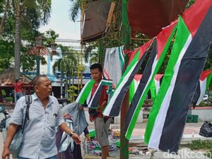 Demo Pro Palestina Marak, Bakul Bendera di Klaten Panen Cuan Puluhan Juta