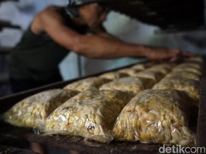 Perajin Tempe di Mojokerto Naikkan Harga Siasati Mahalnya Kedelai Impor Perajin Tempe di Mojokerto Naikkan Harga Siasati Mahalnya Kedelai Impor