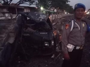 Pikap Ringsek Tertabrak KA Kargo di Pelintasan Tak Berpalang Pintu Lamongan Pikap Ringsek Tertabrak KA Kargo di Pelintasan Tak Berpalang Pintu Lamongan