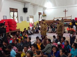 Pj Gubsu Bantu Korban Banjir Bandang di Samosir
