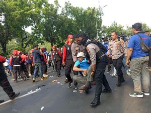 Polisi Minta Massa Buruh Bubar Usai Demo Ricuh-Rusak Pagar Balai Kota DKI