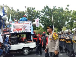 Alasan Polisi Bubarkan Demo UMP di Balai Kota DKI: Buruh Rusak Pagar Alasan Polisi Bubarkan Demo UMP di Balai Kota DKI: Buruh Rusak Pagar