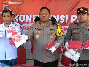 Kurir Paket di Rembang Diciduk Polisi gegara Nyambi Edarkan Pil Koplo Kurir Paket di Rembang Diciduk Polisi gegara Nyambi Edarkan Pil Koplo