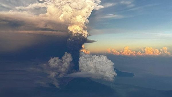 Potret Asap Vulkanik Membubung dari Gunung Ulawun yang Erupsi