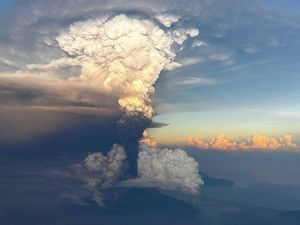 Potret Asap Vulkanik Membubung dari Gunung Ulawun yang Erupsi Potret Asap Vulkanik Membubung dari Gunung Ulawun yang Erupsi