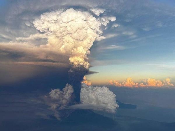 Potret Asap Vulkanik Membubung dari Gunung Ulawun yang Erupsi